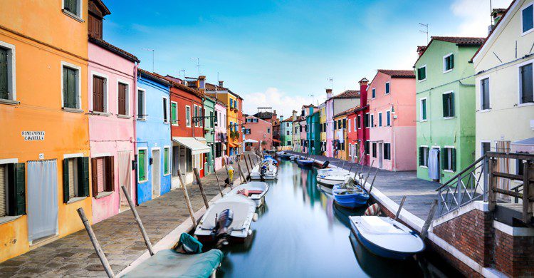 Vues sur les maisons colorés de Buranoà Venise (Unsplash)