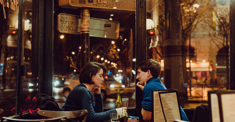 Couple en terasse parisienne 