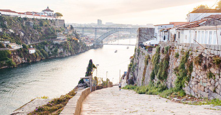Chemin sur les quais de Porto