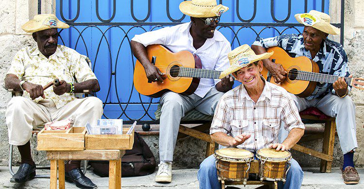 Groupe de saltimbanques dans les rues de Cuba (Istock)