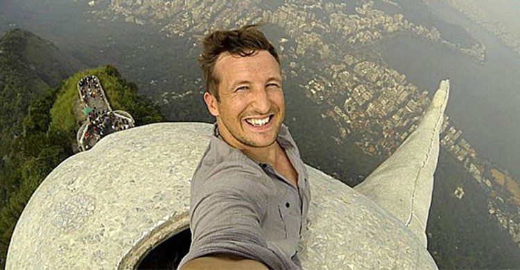 Jeune homme qui prend un selfi a Rio