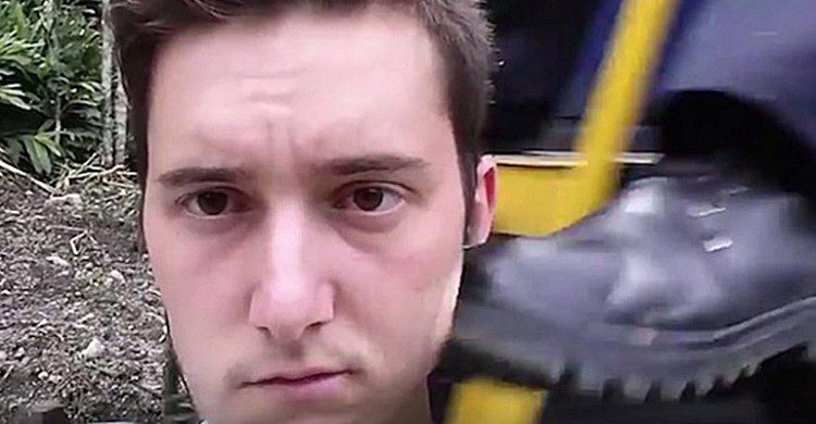 Homme se recevant un coup de pied en prenant un selfie