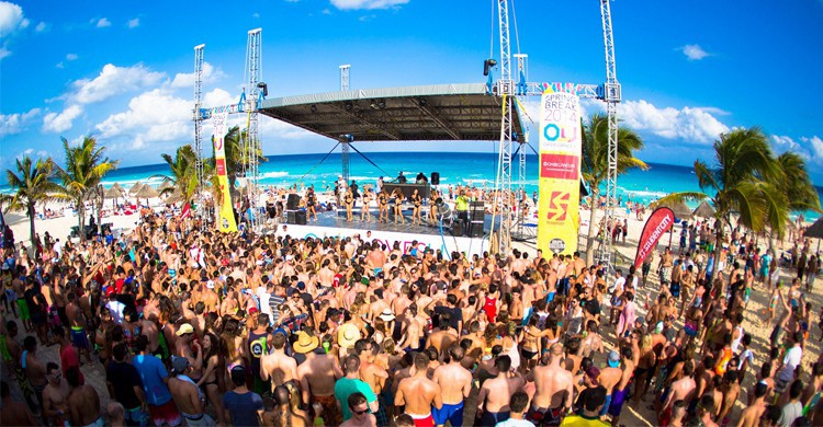 Party à Cancun au bord de l'océan