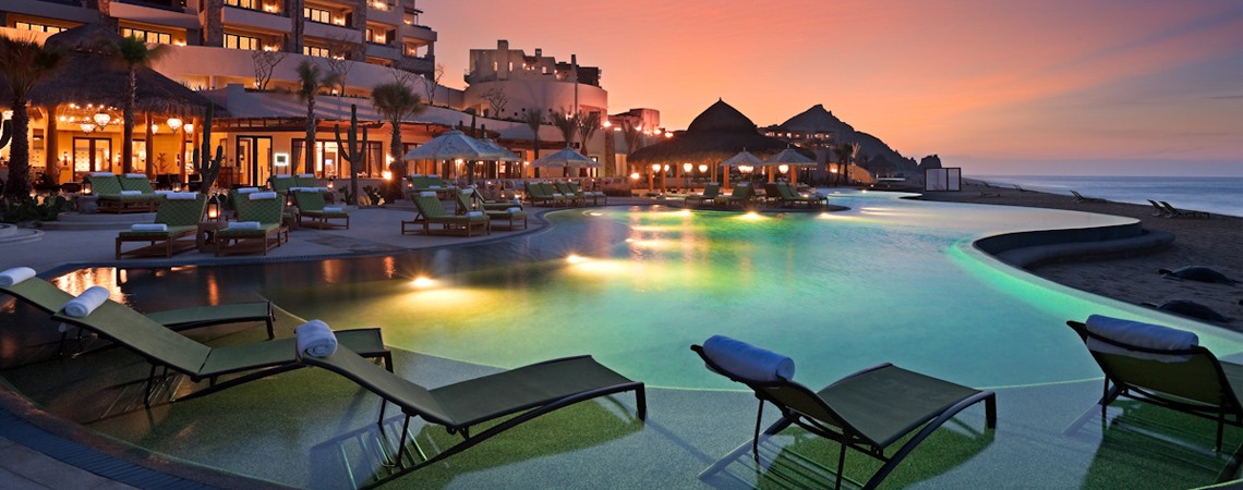 Coucher de soleil sur hôtel avec piscine