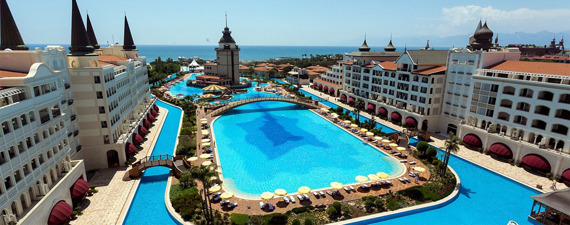 Grande piscine dans hôtel