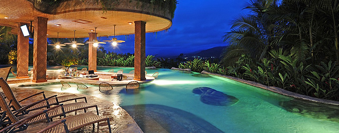 Piscine dans hôtel exotique
