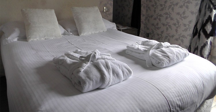 Vue sur un lit double d'une chambre d'hôtel - pixabay 