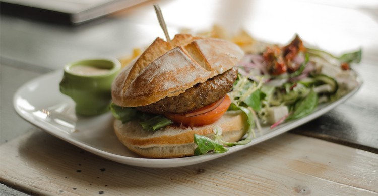 Assiette avec un hamburger sur une table (pixabay)