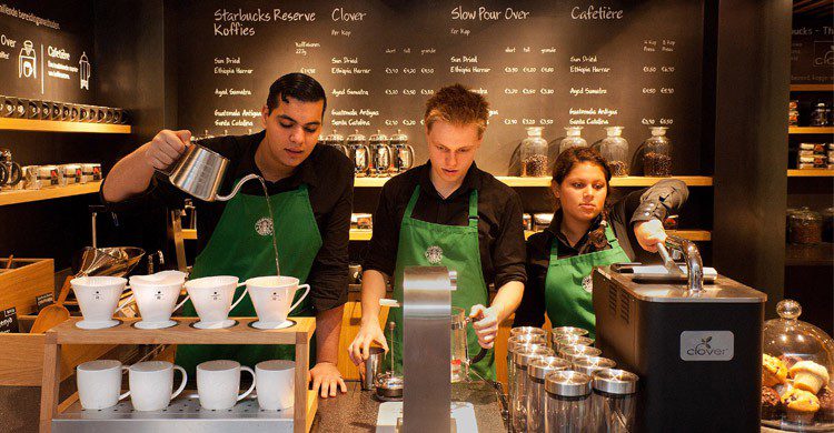 Serveurs au comptoir d'un Starbucks à Amsterdam (businessinsider.com)
