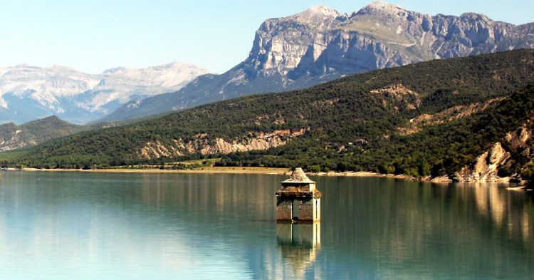 Clocher au dessus des eaux (intentarvisitarpirineos)