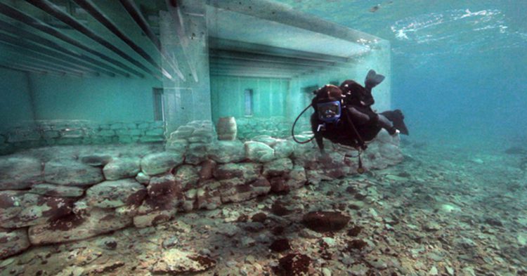 Edifice enfoui dans les fonds marins de Grèce (Discovery)