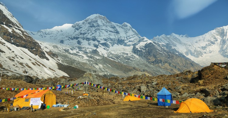 Le Sanctuaire des AnnapurnaLe Sanctuaire des Annapurna est un gigantesque cirque naturel au pied de la chaîne de montagnes du même nom. C'est aussi le nom d'un des spots les plus réputés par les trekkeurs du monde entier. Des sommets culminant à 6 000, 7 000, voire 8 000 mètres d’altitude entourent le Sanctuaire des Annapurna et invitent au plus grand des respects.