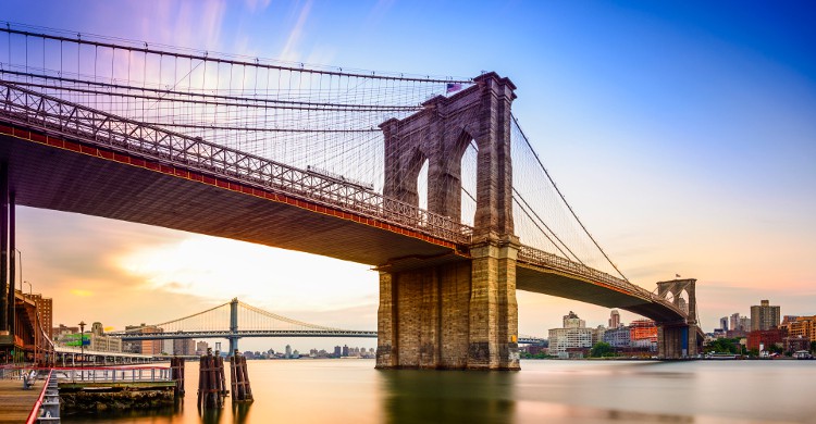 Le pont de Brooklyn, (Brooklyn Bridge) est l'un des plus anciens ponts suspendus des États-Unis. Il traverse l'East River pour relier Manhattan à Brooklyn.