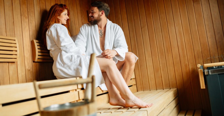 Sauna traditionnel avec une chaleur sèche, pouvant varier de 70 °C à 100 °C