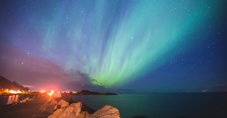 Une aurore polaire (ou aurore boréale) est un phénomène lumineux caractérisé par des voiles extrêmement colorés dans le ciel nocturne, le vert étant prédominant.
