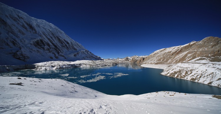 Le Lac TilichoSitué à plus de 4 900 mètres d'altitude, le Lac Tilicho est le plus haut lac du monde. Et certainement l'un des plus beaux également ! Il est en plein cœur du massif de l'Himalaya et sa beauté intacte est sans égal.