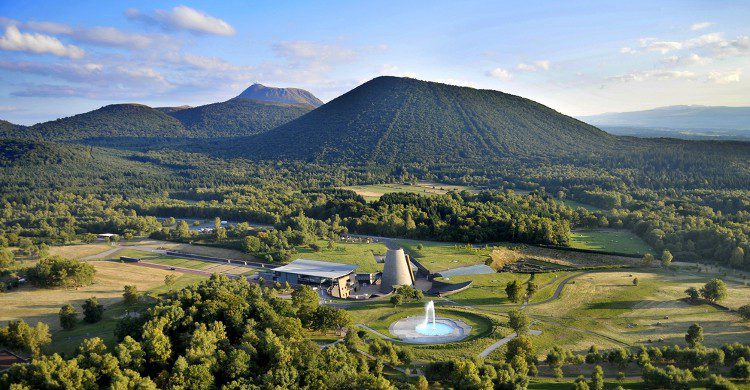 Vue sur le parc d'attraction Vulcania (Istock)