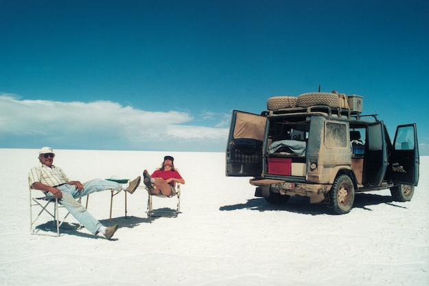 Gunther Holtorf et sa femme Christine - Facebook page officielleL’aventure est à portée de main ; à vous de la saisir ! En 1989, Gunther Holtorf et sa femme Christine décident de partir pour 18 mois en Afrique dans leur Mercedes, nommée Otto. Or, ce mode de vie leur a tellement plu, qu’ils n’ont jamais arrêté. Plus de 25 ans après, Gunther a roulé plus de 800 000km (soit plus de 20 fois le tour du globe), et son parcours n’est pas fini. Sa femme, décédée il y a quelques années, lui a fait promettre de continuer ce voyage, avec ou sans elle. Le canadien David Lemke a immortalisé cet éternel voyageur dans une série de photographies lors de leur rencontre au Vietnam en 2013.