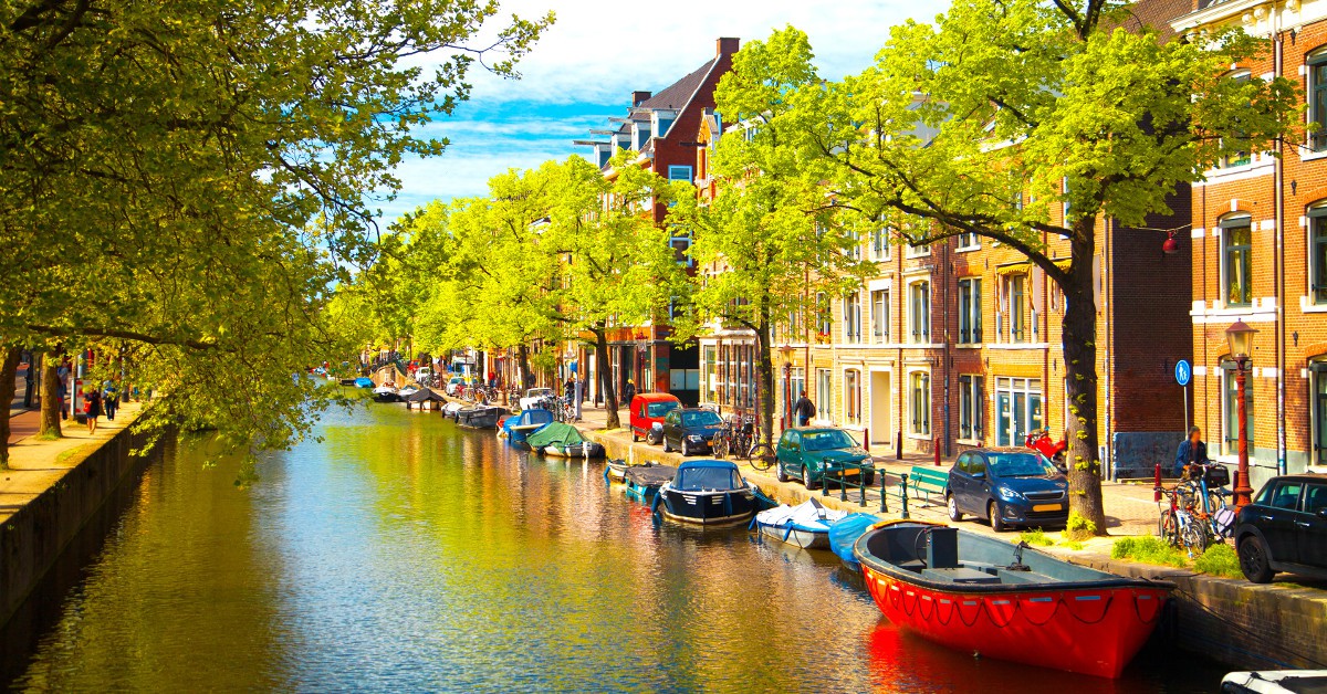 <b>Amsterdam</b><br><br> Plus connu pour la fête, Amsterdam n'est pourtant pas en reste question romantisme. Tout le cœur de la ville est un vaste ensemble piéton sillonné des fameux canaux. L'architecture des bâtiments invite au respect avec ses édifices en belles briquettes et les nombreux musées (Rijksmuseum et musée Van Gogh en autre) vous donneront l'occasion de mêler escapade en tête à tête et visite culturelle. Partez à la découverte du Dam, cette immense place centrale d'Amsterdam et foncez découvrir Jordaan qui est simplement LE quartier bobo-chic du moment. Et des cafés bruns en passant par les bonnes petites tables locales, vous trouverez toujours de quoi vous régaler.