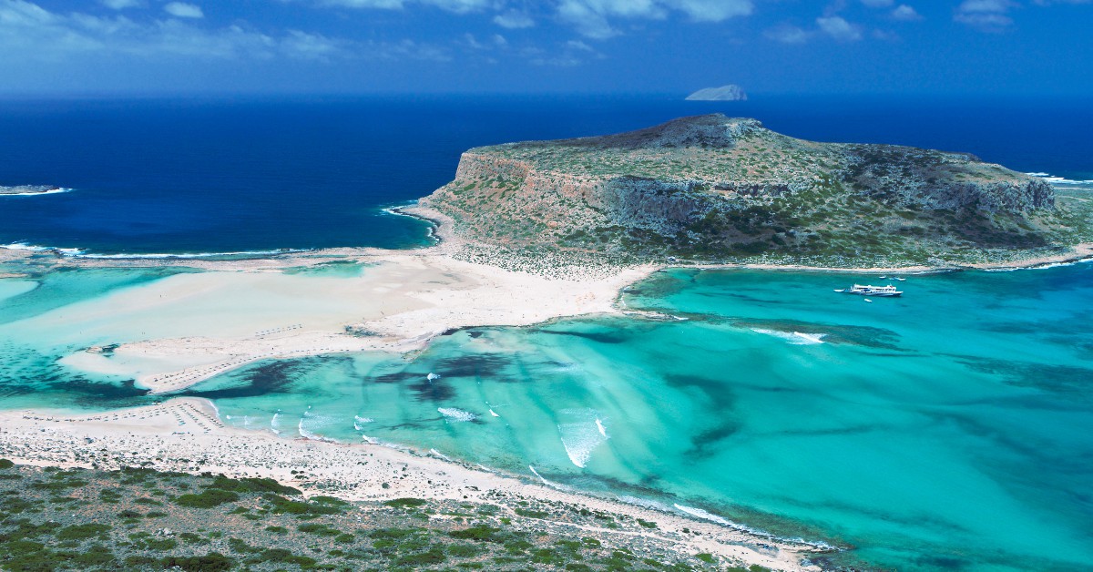 Balos Balos est une plage encore peu connue de la Crète mais pourtant tellement sauvage et belle. Mais s'y rendre se mérite ! Une route assez longue doit être empruntée avant de passer par un chemin accidenté mais la récompense est au bout de la route ! Le lagon de la plage de Balos semble encore complètement coupé du monde.