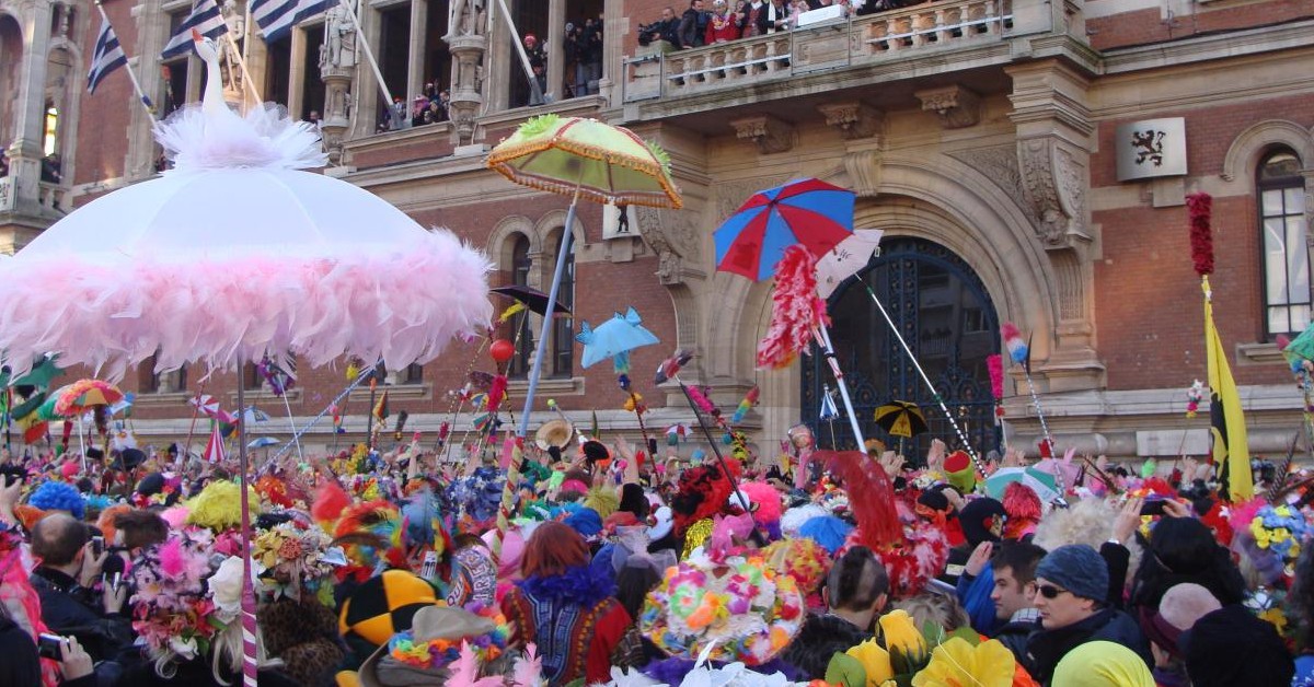 Dunkerque Ceux ayant déjà eu la chance (ou la folie !) de participer au carnaval de Dunkerque savent à quel point il est une véritable institution. Toute la ville et les alentours sont en pleine ébullition lors de cet évènement qui est tout simplement une référence ! La foule amassée devant l'hôtel de ville s'en donne à cœur joie pour le lâcher de hareng traditionnel. Les bandes et les bals rythment les jours et les nuits de ce carnaval mythique. Le carnaval de Dunkerque dure plusieurs semaines, mais le gros de la fête se tiendra entre le 26 et le 28 février cette année. ©_TuVeuxMaPhoto_ Flickr 