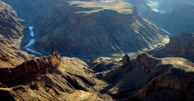 Fish River Canyon Ultra en Namibie Vous êtes ici dans le désert Sud de la Namibie, et vous suivez l’un des plus grands canyons du monde. Longue de 97km, vous suivez la rivière et n’avez donc pas de montées pour vous couper le souffle. La difficulté de ce parcours résulte dans la grande diversité du terrain : vous oscillez entre roche et sable. En dehors des incroyables paysages namibiens (et des nuits étoilées comme jamais du désert), vous aurez le bonheur de finir votre course aux sources chaudes d’Ai-Ais. La course est organisée à la mi-juin, et si vous ne sentez pas les 97km, une variante de 65km est disponible à l’inscription !