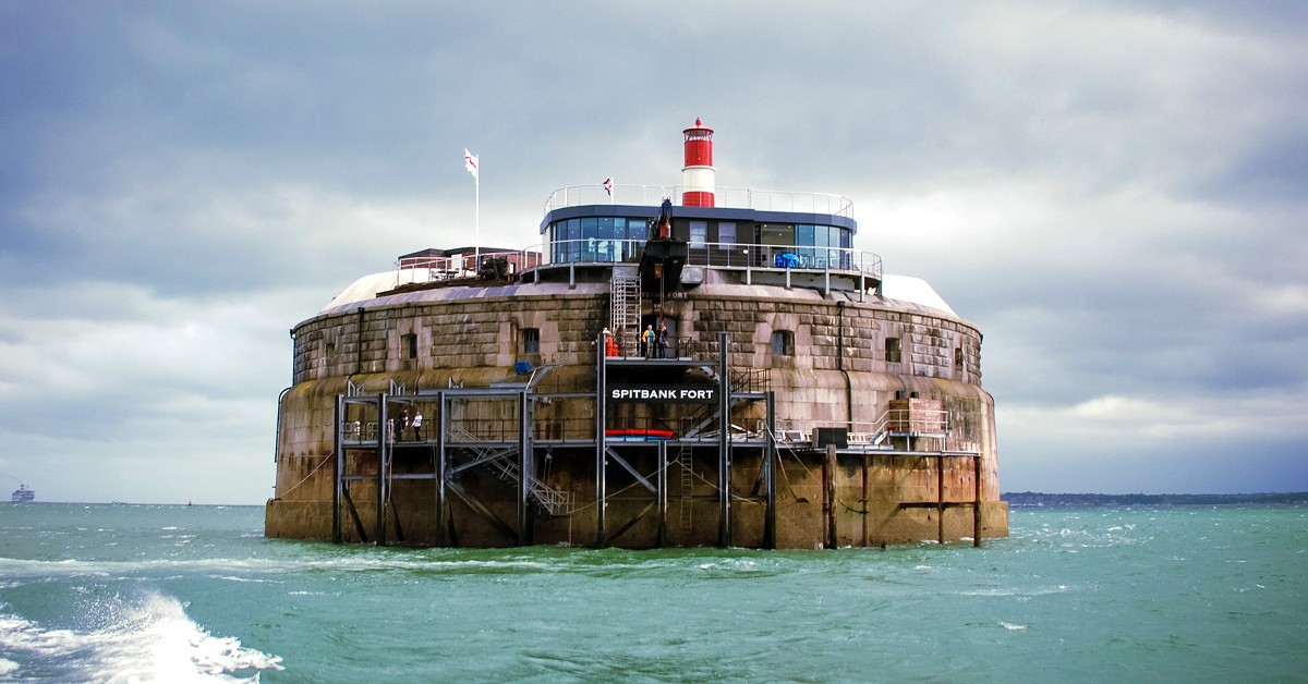 Dans un fort militaire Flottant sur l'eau, l'ancien fort militaire Spitbank Fort a été construit à l'époque au large des côtes de la ville anglaise de Portsmouth pour résister aux attaques de Napoléon III. Il est devenu depuis un hôtel pas comme les autres avec 8 chambres et une piscine chauffée sur le toit de cet ancien bunker flottant. Un spot à 360° qui offre une vue panoramique sur le Solent, ce bras de mer qui sépare l'île de Wight des côtes anglaises.