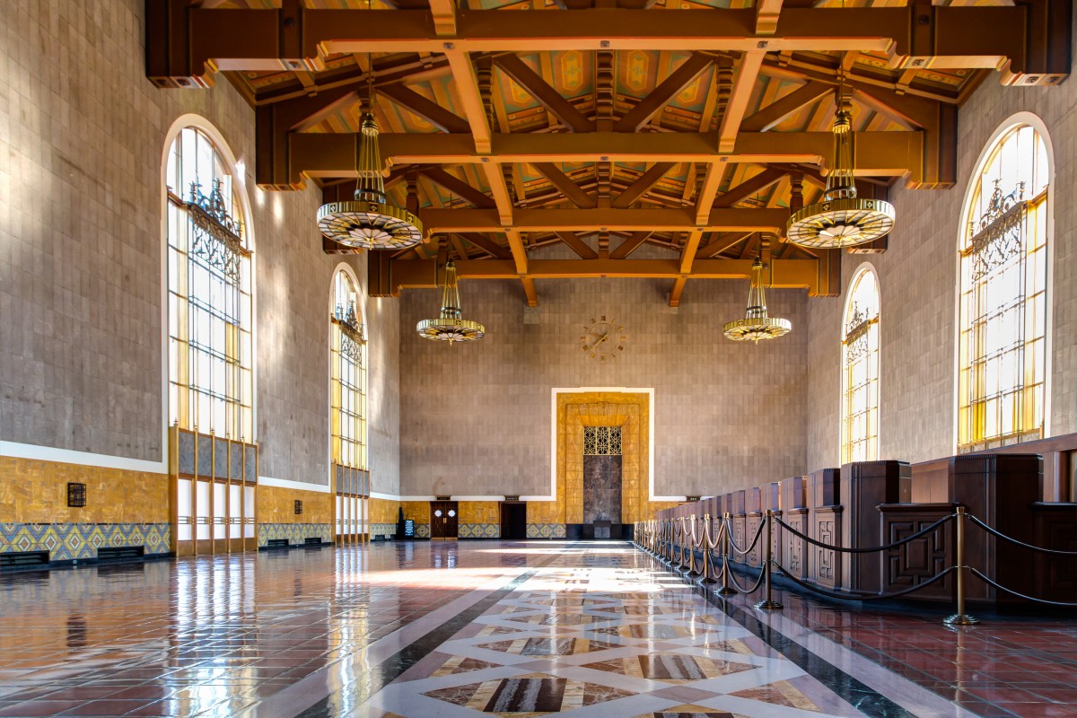 Union Station La gare centrale de Los Angeles vaut vraiment un crochet car son architecture si particulière et ses palmiers plantés alentours vous plongeront dans le cadre ensoleillé de nombreux films et séries US.