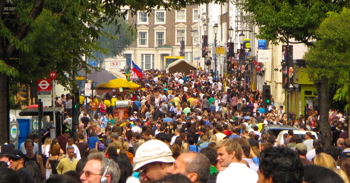 Notting Hill Le carnaval de Notting Hill a lieu quant à lui en plein été, au mois d'août en l'occurrence. Une référence mondiale également qui met à l'honneur la culture caribéenne de Londres et qui met ce quartier sens dessus dessous.
