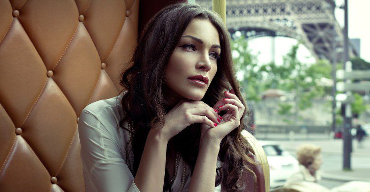 Jeune femme brune dans une brasserie parisienne - Istock