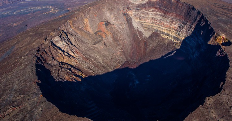 Le Grand raid de la Réunion Partant de Saint-Pierre (niveau de la mer) pour directement s’attaquer au Piton de la Fournaise, ce parcours de 172km vous conduit à travers la forêt tropicale. Avec 9996m de dénivelé positif, on comprend mieux son surnom de Diagonale des Fous ! Le sommet est à plus de 2200m, offrant une vue incroyable sur l’île et l’océan. L’organisation accueille 1000 coureurs hors résidents de la Réunion. Cette course a lieu en octobre, et vous avez jusqu’en février pour vous y inscrire !