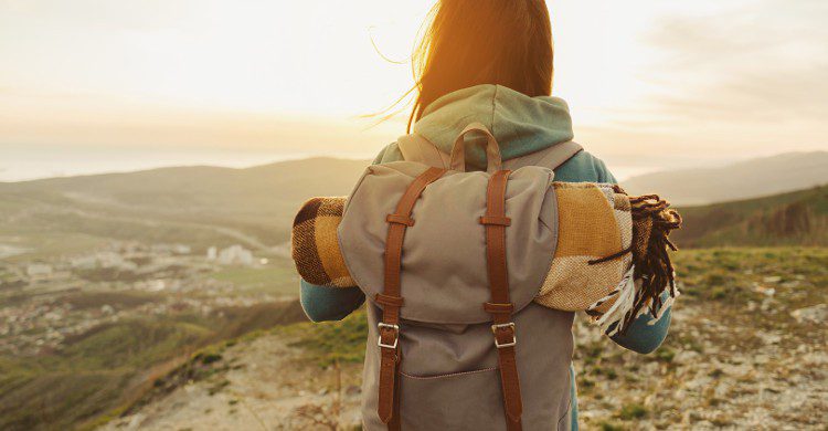 Femme avec un sac de randonnée sur une montagne (Istock)