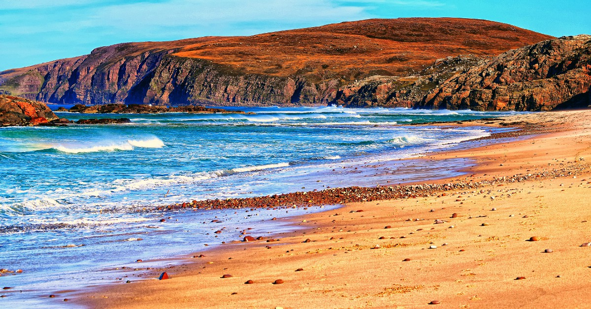 Sandwood Bay   Et oui, en Ecosse aussi on peut se vanter de compter l'une des plus belles plages d'Europe. Celle de Sandwood Bay est à vrai dire spectaculaire avec ses dunes à perte de vue. D'autant qu'il vous faudra marcher un bon 5km pour y accéder. Un décor de bout du monde en quelque sorte.