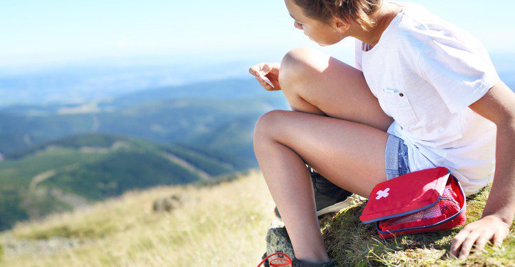 Jeune femme blessée sur une montagne (Istock)