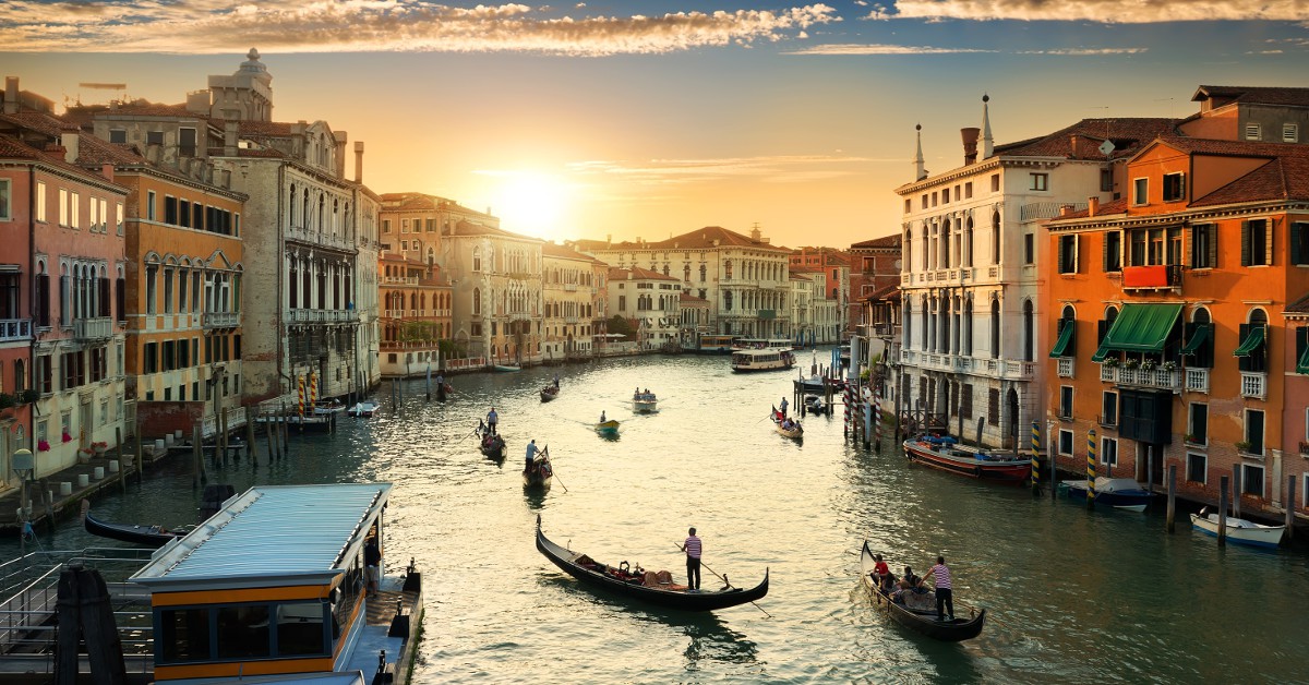 <b>Venise</b><br><br> Impossible de passer à côté de Venise lorsqu'on pense à la Saint Valentin ! Et il faut bien reconnaître que question romance et balades en amoureux, la ville a toujours autant d'atouts dans sa manche. De la fameuse Place St Marc en passant par une promenade sur le Grand Canal jusqu'à aller s'embrasser sous le Pont de Soupirs, une escapade à Venise reste encore et toujours un moment inoubliable à vivre avec votre moitié.