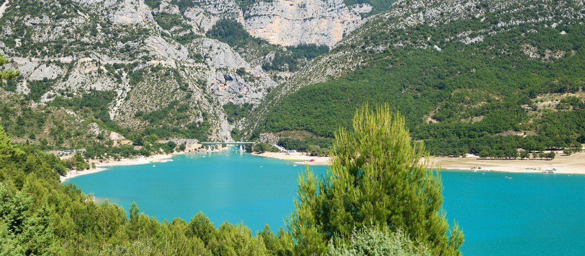 Lac de Sainte Croix Dans les Gorges du Verdon, vous pourrez profiter de nombreuses activités aquatiques sur le lac de Sainte Croix, mais en enfilant vos chaussures de randonnée et en allant grimper sur l'une des falaises alentour, vous serez récompensé par la vue sur ce qui est considéré comme l'un des plus beaux canyons d'Europe.