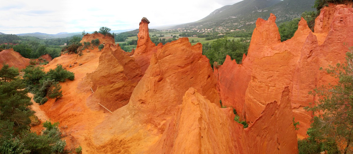 Le Colorado provençal de Rustrel Un paysage aux allures de Colorado vous attend dans le Luberon, à Rustrel plus exactement. Cette ancienne carrière d'ocre n'est plus en activité, mais le paysage qui demeure vaut à l'endroit le surnom du Colorado provençal. Splendide, tout simplement !