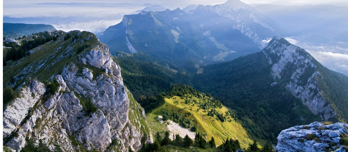 Le Sommet de la Chamechaude Hissez-vous tout en haut du sommet de la Chamechaude à un peu plus de 2 000 m d'altitude pour dominer le massif de la Chartreuse en Isère, et admirez la vue exceptionnelle sur les montagnes qui vous y attend.