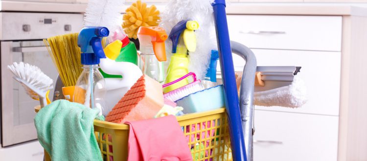 Kit de ménage disposé dans une caisse 