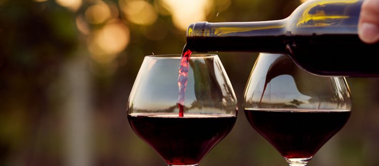 Deux verres remplis de vin rouge