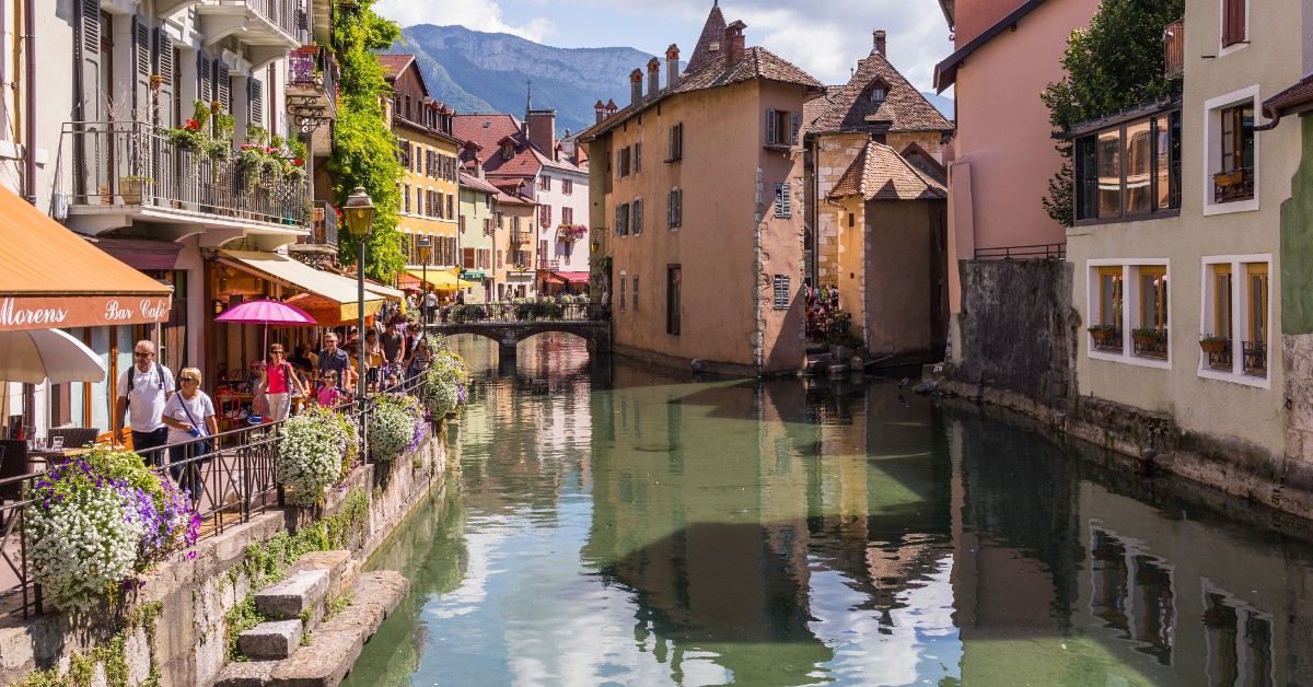 Annecy La "Venise des Alpes" n'a pas volé son surnom tant Annecy est d'un charme indéniable. Une ville propice pour se retrouver car l'endroit respire le calme et la sérénité. Le lac est bien entendu un incontournable et le cœur médiéval de la vieille ville sera l'occasion d'une flânerie bien agréable.