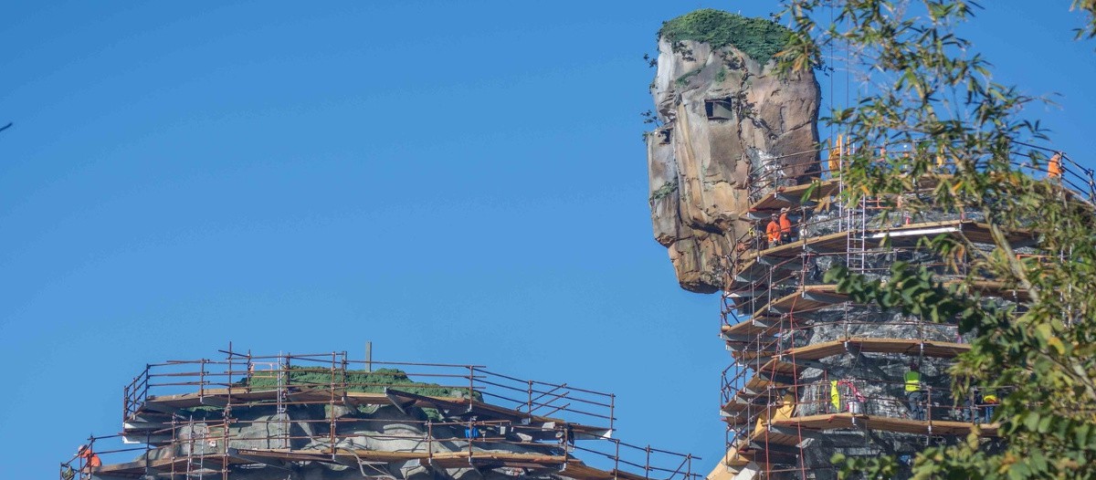  Une avancée fulgurante   Il ne reste plus que quelques mois, mais les travaux vont de bon train ! Pendant que les ouvriers s’activent sur le parc, James Cameron prépare la sortie d’Avatar 2 qui devrait sortir en décembre 2018.   © Parc Avatar Orlando - Disney 