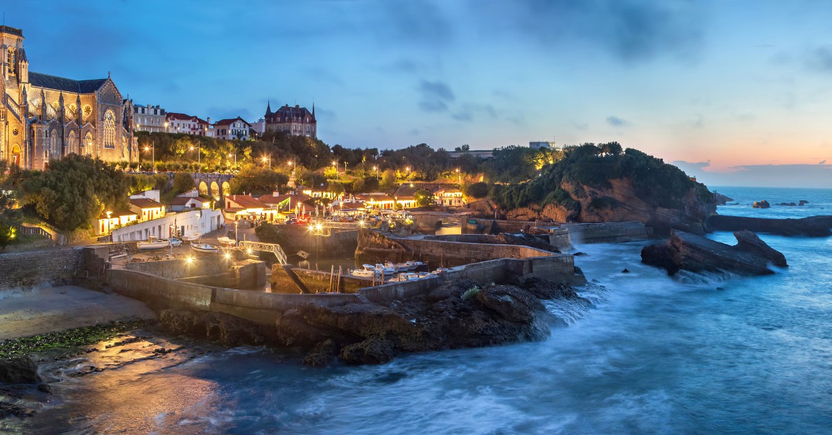 Biarritz Prenez le large et mettez le cap sur Biarritz ! La cité basque est le lieu idéal pour conjuguer repos les pieds dans l'eau, bouquets d'embruns et ambiance festive. La culture basque est d'une richesse infinie et la beauté des paysages impose le respect. Vous pourrez en profiter d'ailleurs pour partir à la découverte du Pays-Basque en vous rendant notamment à St-Jean-de-Luz, Bayonne, Hendaye ou plutôt dans les terres vers Espelette et Saint-Jean-Pied-de-Port.