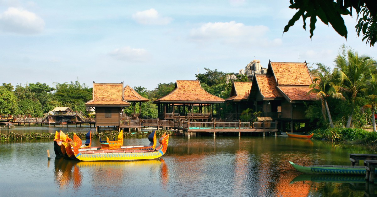 Le Cambodge Dépaysement total garanti avec le Cambodge ! Ceux qui sont allés au moins une fois en Asie du Sud-est savent à quel point on en revient changé. Le Cambodge vous promet de sublimes moments passés à visiter les fameux temples d'Angkor et bien sûr à vous dorer la pilule sur l'une des plages de ce splendide pays où l'accueil des locaux est toujours à la hauteur de nos attentes. En prime, la vie y est particulièrement bon marché : vous y mangerez pour moins de 3€ dans un resto local, y boirez une bière pour 1€ max' et pourrez dormir dans un hôtel à partir d'une trentaine d'euros par nuit.