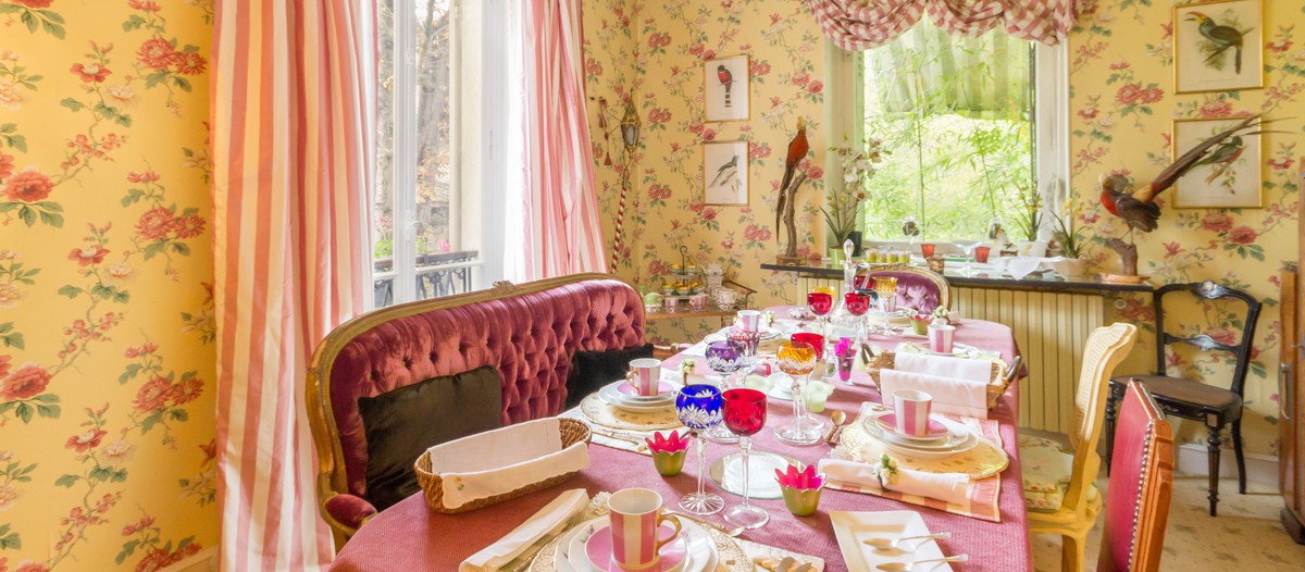 Villa Carioca La Villa Carioca est une propriété du 19ième siècle située en Île-de-France, à Maisons-Laffitte. Tout l'intérieur de cette bâtisse bourgeoise est décoré dans le style Napoléon III, avec une touche bien agréable de luxe et de raffinement. Une vie de château vous y attend dans une des trois belles et grandes chambres du lieu. Site web : www.villacarioca.fr