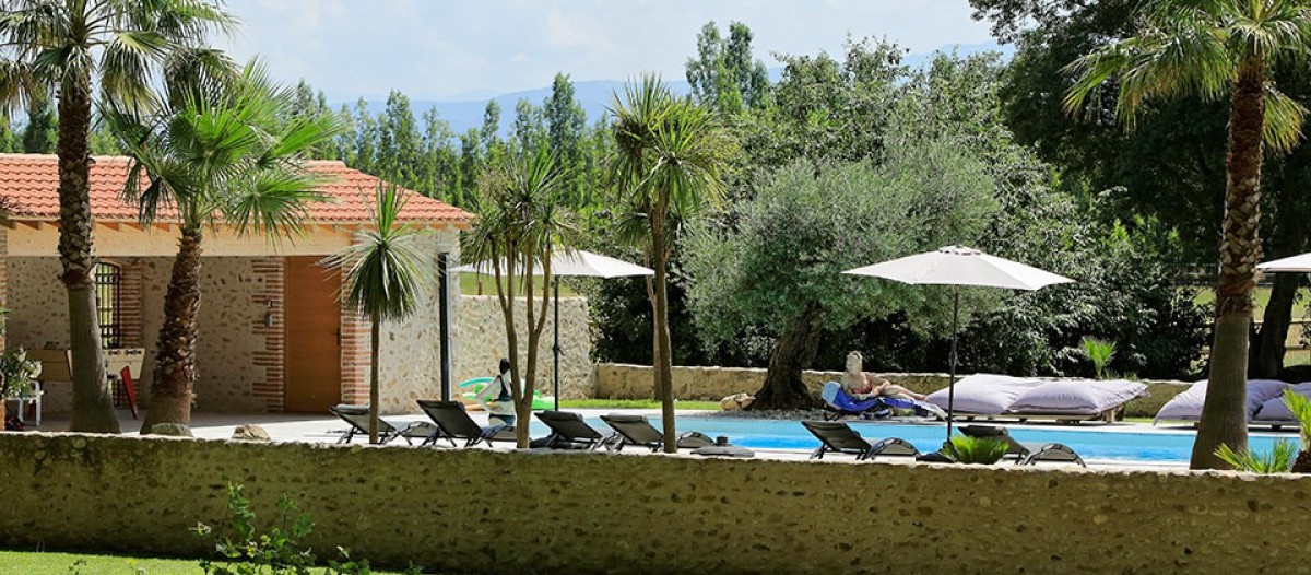 Castell de Blés Direction le sud et la région de Collioure pour découvrir cette splendide bâtisse de charme. 5 belles chambres et une suite sont disponibles à la location, pour des prestations de haut niveau. Piscine chauffée avec jacuzzi, plus de 2 hectares de parc et une terrasse offrant une vue panoramique sur les Pyrénées. En prime, la Méditerranée n'est qu'à 10 mn ! Site web : www.castelldebles.fr