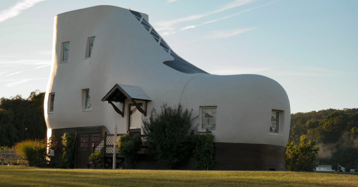 Dormir dans une chaussure La Haines Shoe House, en Pennsylvanie aux États-Unis, est une habitation en forme de chaussure ! Située sur la Lincoln Highway dans le comté de York, elle fait des appels du pied à de nombreux de visiteurs…