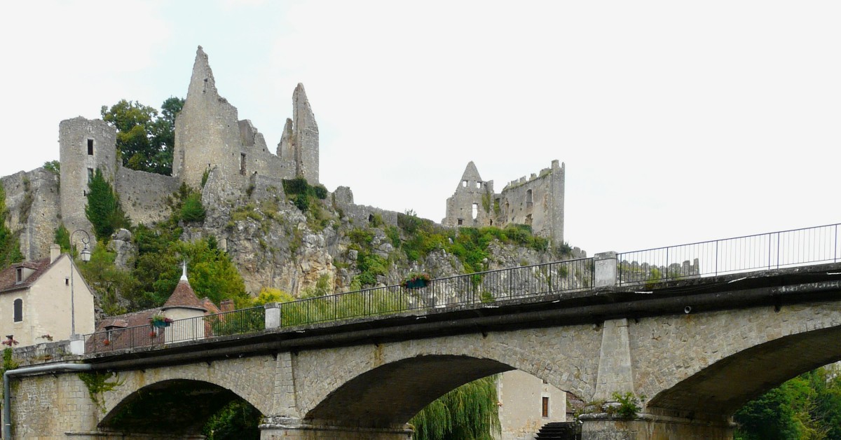 Le Château de Fourgeret Les châteaux de France ont bien l'air truffés de fantômes à en croire les dires ! Et le château de Fourgeret dans la Vienne ne semble pas échapper à la règle. Le nouveau propriétaire des lieux affirme y voir vu des personnages aux fenêtres alors que le château était vide ou encore des chaises bouger toute seule, des portes se fermer et il certifie même entendre régulièrement des bruits d'une famille déjeunant à table alors que personne n'y est assis... 