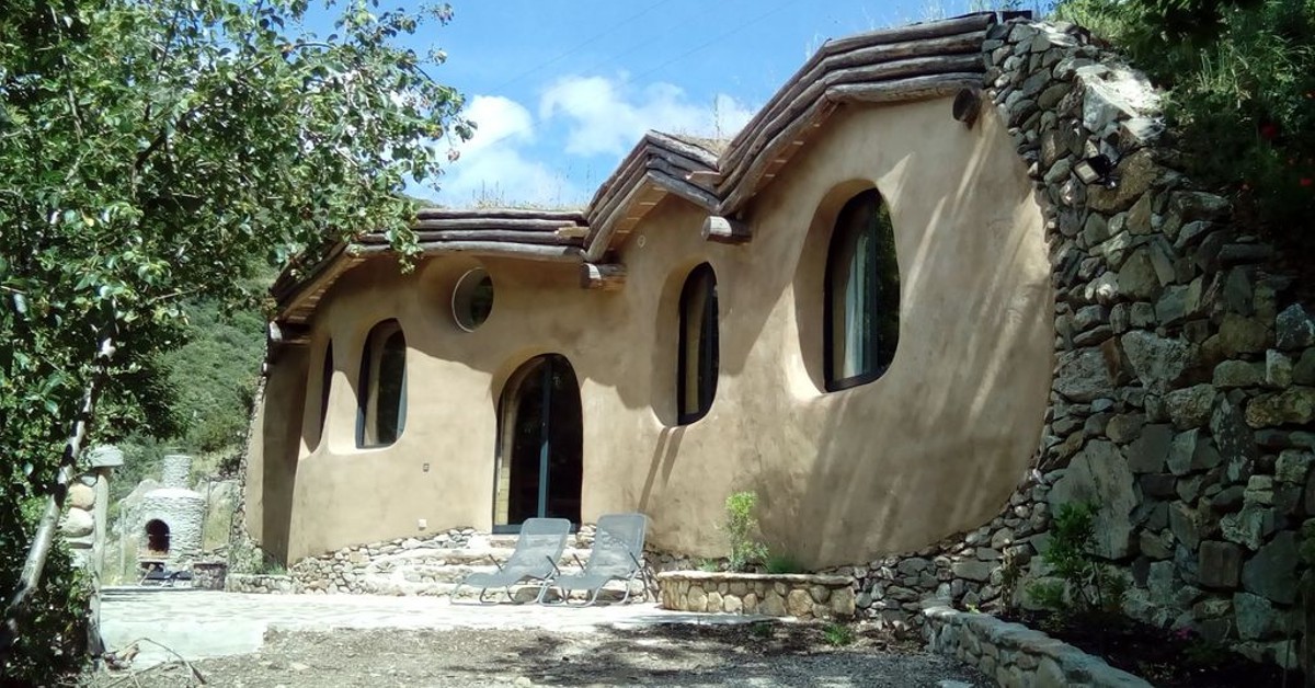 Dans une maison de Hobbit en France Dans le magnifique département qu'est l'Hérault en France, le propriétaire du Moulin de Tredos a eu l'idée géniale de construire une véritable maison de hobbit. Cet hébergement construit, voire creusé à même la roche, ressemble à s'y méprendre à la maison de Bilbon ! L'extérieur est bluffant de réalisme est s'inscrit parfaitement dans le cadre naturel du lieu et tout l'intérieur offre un niveau de confort plutôt élevé.