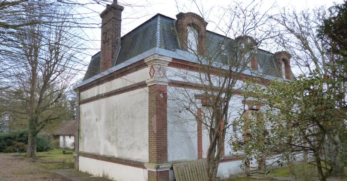 La maison de Landru Henri Désiré Landru a été l'un des premiers tueurs en série que la France ait connu. Il a été guillotiné pour avoir tué 11 femmes entre 1915 et 1919. A Gambais dans les Yvelines, sa maison est toujours en place. Il y aurait incinéré 7 de ses victimes pour autant de fantômes, qui continueraient de hanter les lieux à la nuit tombée. Le phénomène est d'ailleurs tel, que les différents locataires ont fini par élire domicile ailleurs.